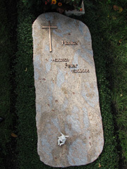 Liegendes Grabmal auf einem Friedhof in München
