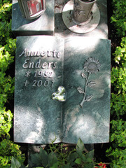 Liegendes Grabmal in Form eines aufgeschlagenem Buches in München