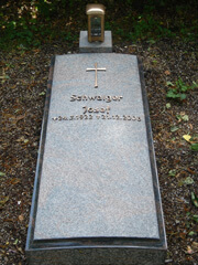 Liegendes Grabmal mit einem mittig positioniertem Kreuz in München