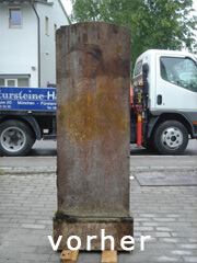 Verschmutzter stehender Grabstein in München vor der Restauration