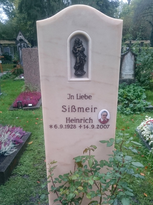 Stehendes Grabmal in München auf einem Friedhof