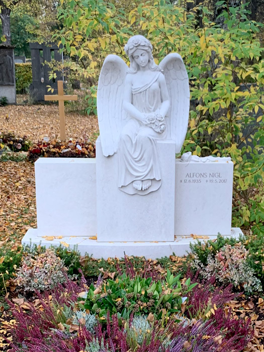 Stehendes Grabmal in München in Form eines Engels