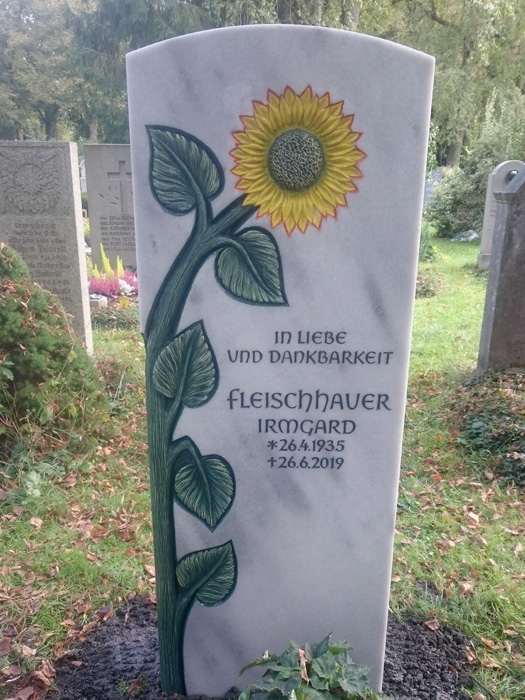 Stehendes Grabmale mit einer abgebildeten Sonnenblume in München