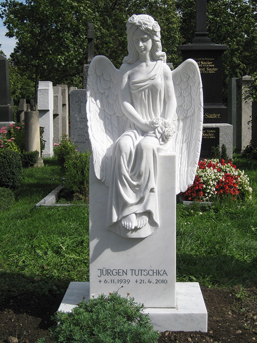 Sitzender Engel auf stehendem Grabmal