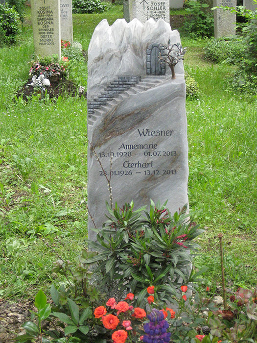 Stehendes Grabmal München mit Berg-Motiv