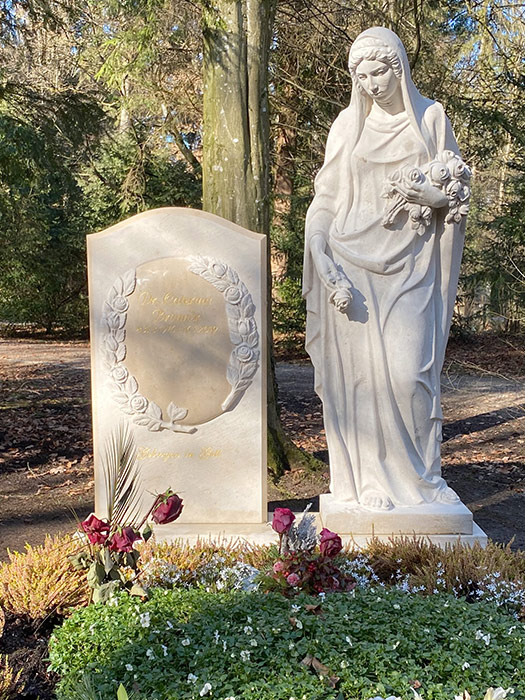 Stehendes Grabmal und Marien-Statue