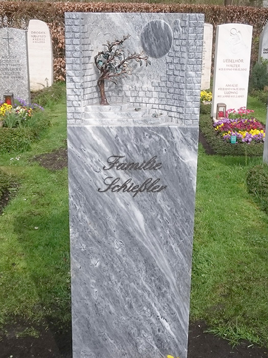 Stehender Grabstein für Familiengrab