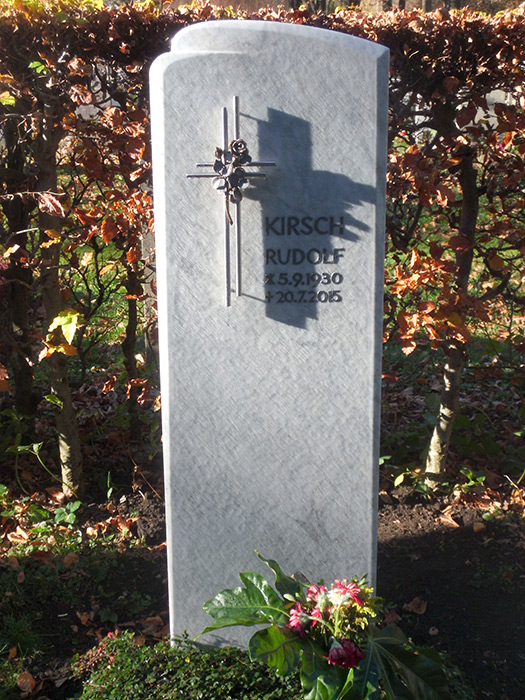 Stehendes Grabmal in Grau mit Metall-Kreuz