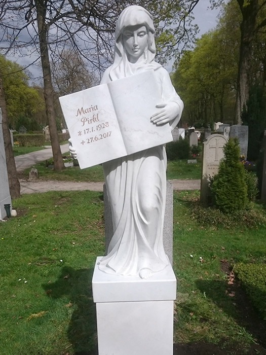 Stehendes Skulpturwerk mit Buch in Händen vom Bildhauer in München