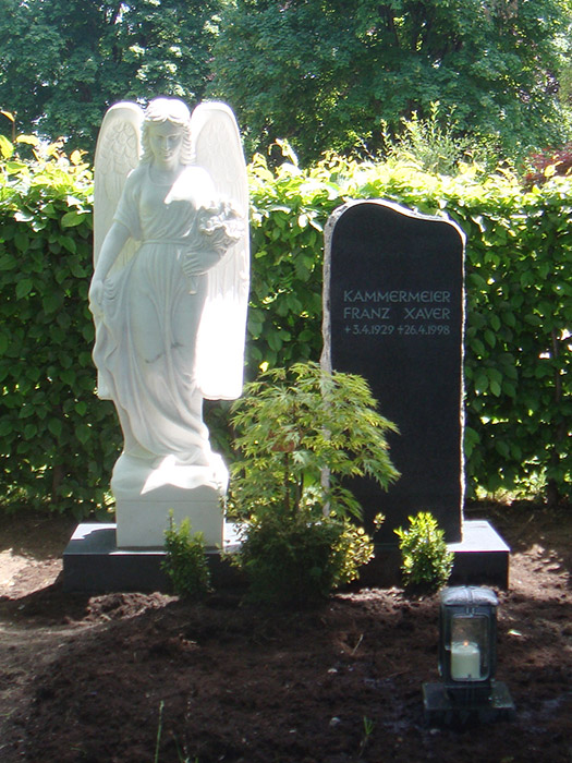 Weiße Engel Skulptur auf einem Friedhof in München vom Bildhauer
