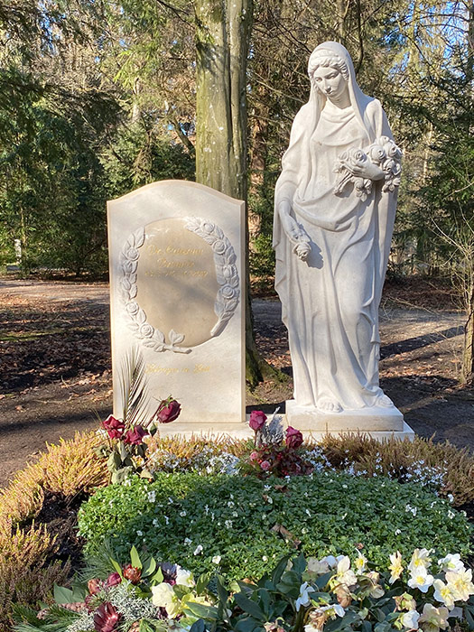 Stehende Skulptur auf einem Friedhof in München vom Bildhauer