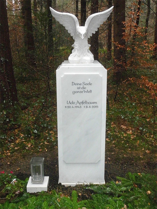 Gefertigte Adler Skulptur auf einem Grabstein vom Bildhauer in München