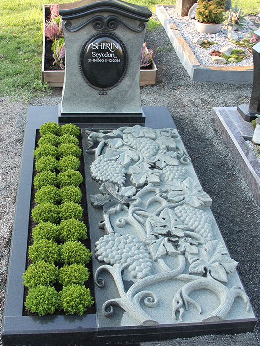 Liegendes Kunstwerk einer Grabplatte gefertigt vom Bildhauer in München