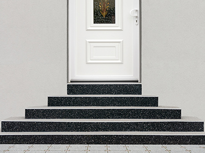 Schwarzer Eingangspodest im Außenbereich in München